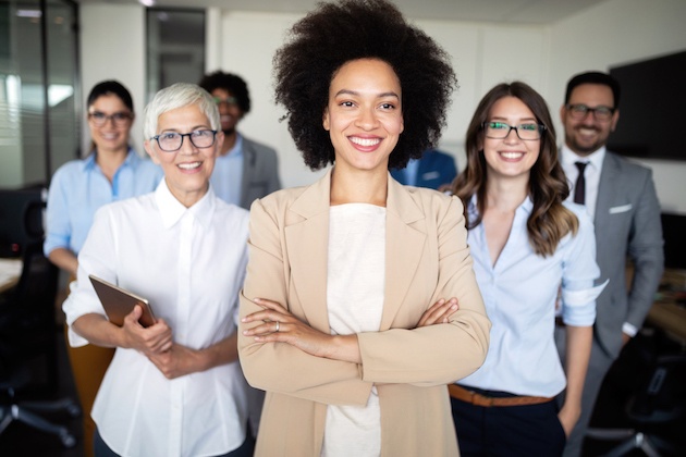 ZehdF1VXRiqKRYqbRiil_successful-company-with-happy-workers-in-office-S9CP2XG-copy